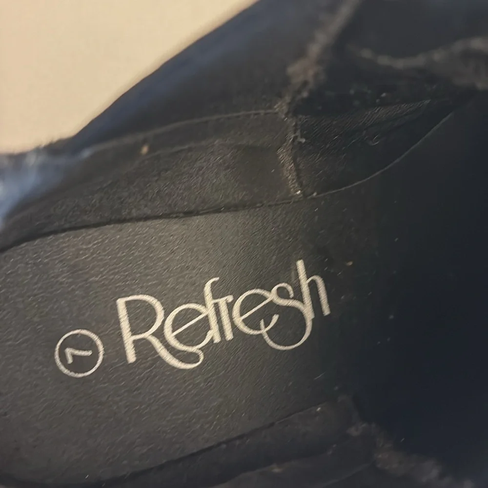 Refresh bootie Rider-05 style line slip on elastic side 1.5” block heels Size 7